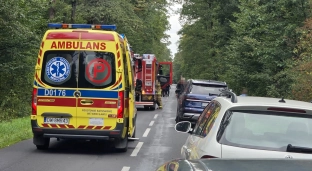 Zderzenie dwóch aut na trasie Janików - Jelcz-Laskowice. Droga zablokowana