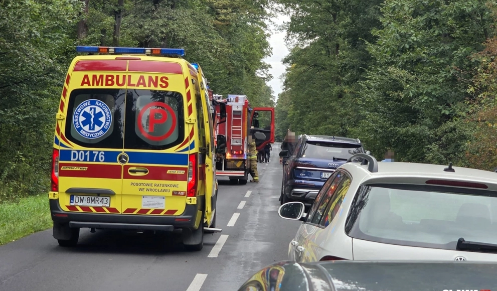 Zderzenie dwóch aut na trasie Janików - Jelcz-Laskowice. Droga zablokowana