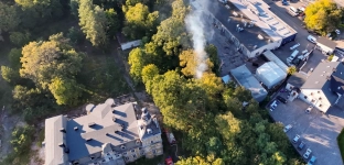 Kłęby dymu w Jelczu-Laskowicach. Pożar tuż obok pałacu