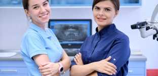 Rola asystentki stomatologicznej w zespole gabinetu. Jak nią zostać?